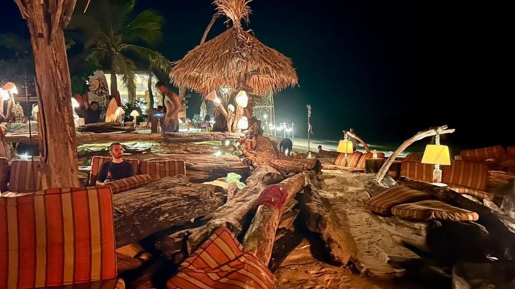 Détente avec un cocktail sur une plage tropicale