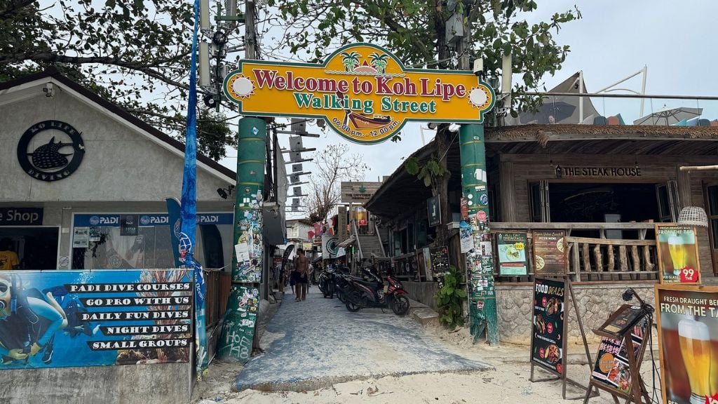 Marcher sur Walking Street à Koh Lipe avec commerces locaux