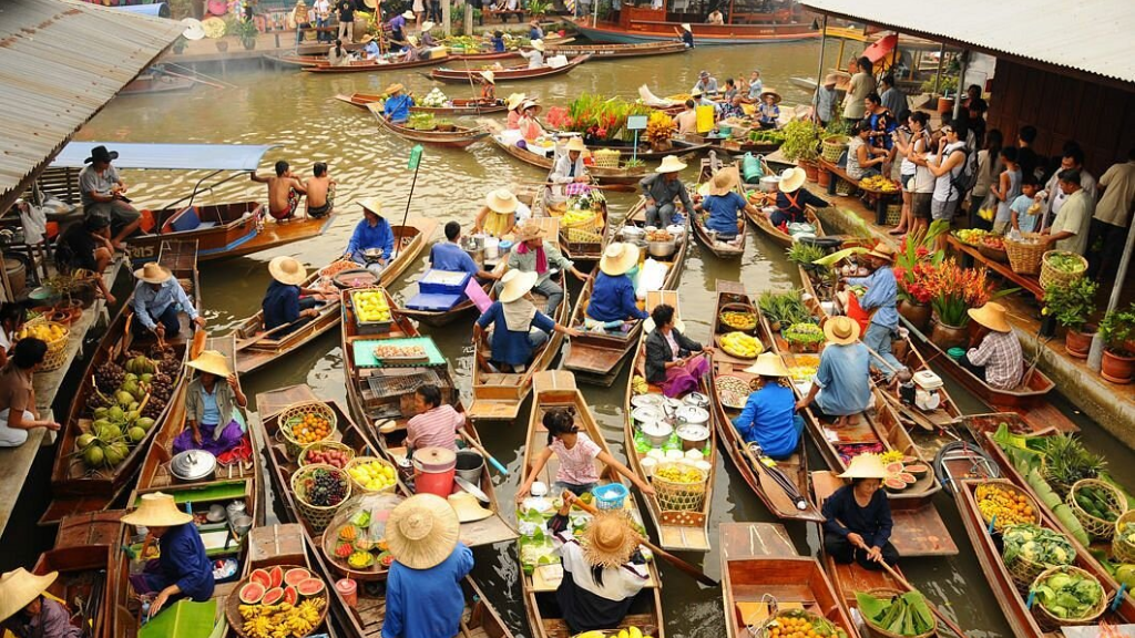 Scène emblématique du marché flottant de Damnoen Saduak