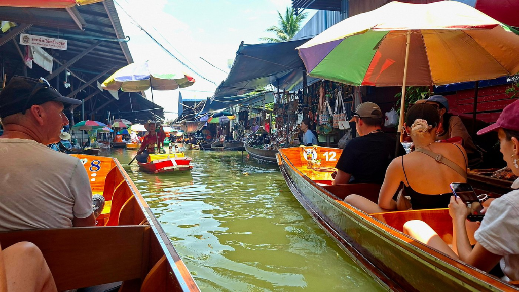 Découverte du marché flottant en barque traditionnelle