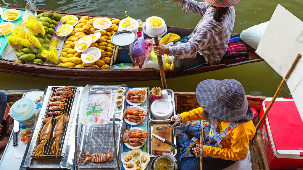 Dégustation de plats thaïlandais sur un bateau au marché flottant de Damnoen Saduak