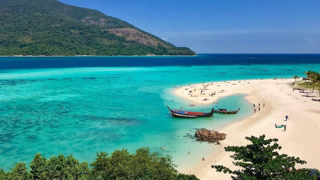 Plage paradisiaque de Koh Lipe avec eau turquoise et sable fin