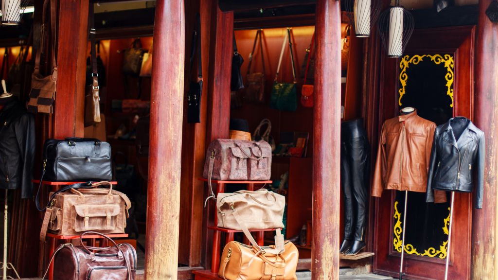 Boutique d’accessoires à Hoi An pour compléter une tenue élégante