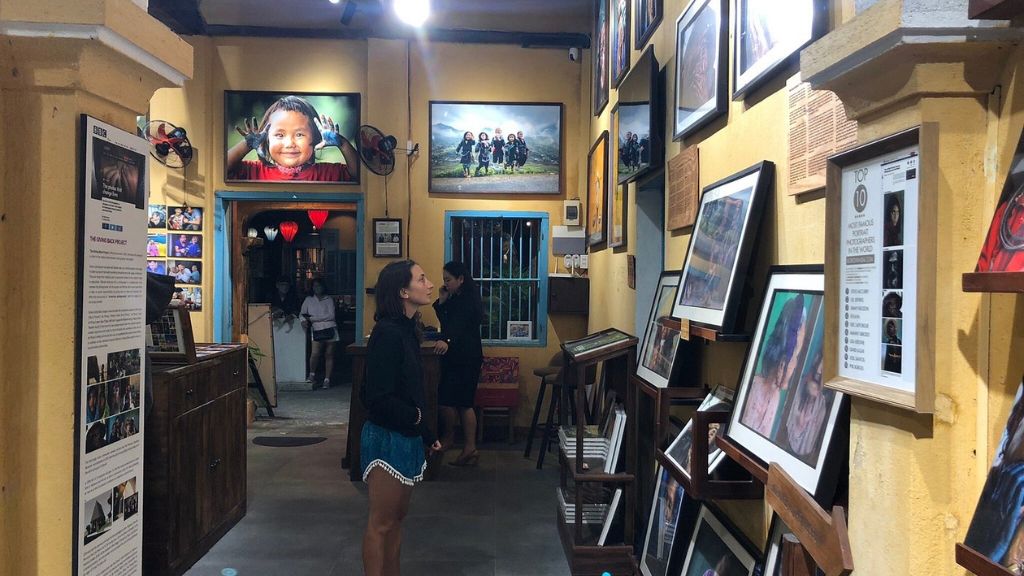 Touristes découvrant les galeries d’un musée