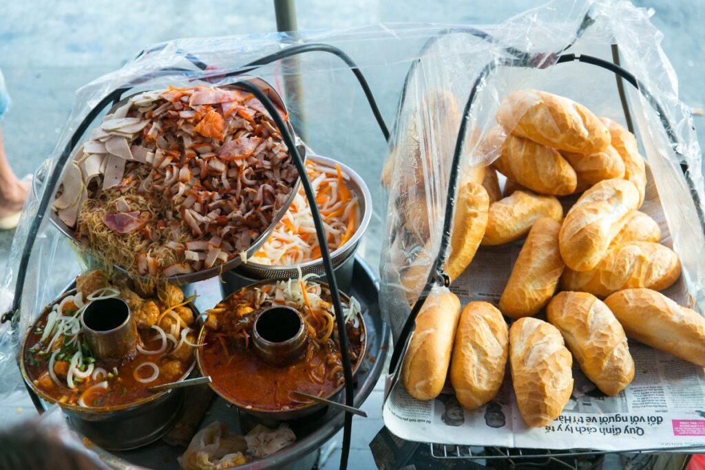 Petit stand de bánh mì au bord de la route au Vietnam