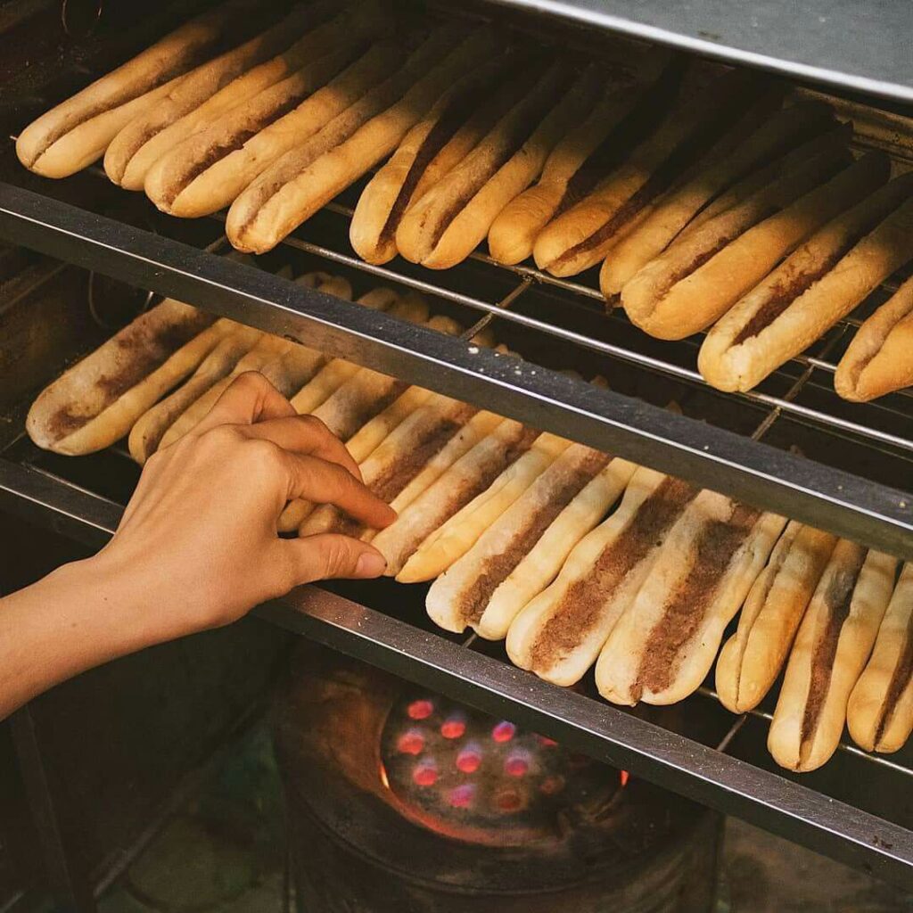 Mini sandwich vietnamien épicé vendu dans les rues de Hai Phong