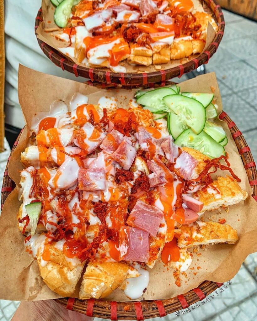 Banh mi croustillant garni de sel pimenté dans une rue au Vietnam