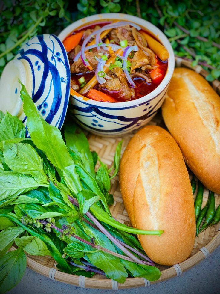 Ragoût de bœuf vietnamien servi chaud dans un bol traditionnel