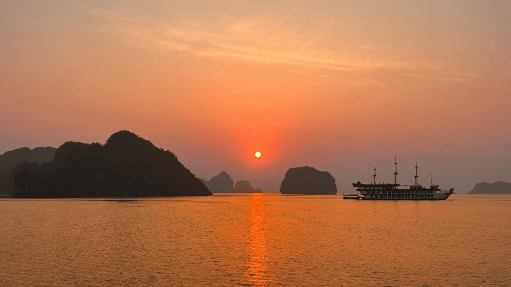 Expérience paisible en croisière au coucher du soleil dans la baie d’Halong