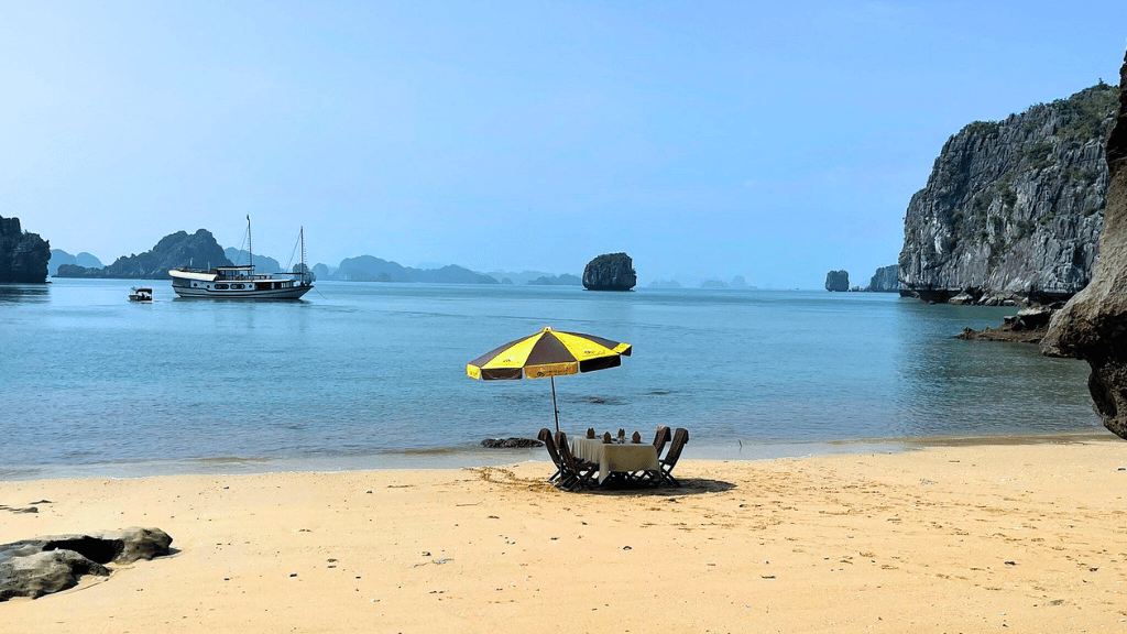 Repas exclusif sur une plage privée à Halong
