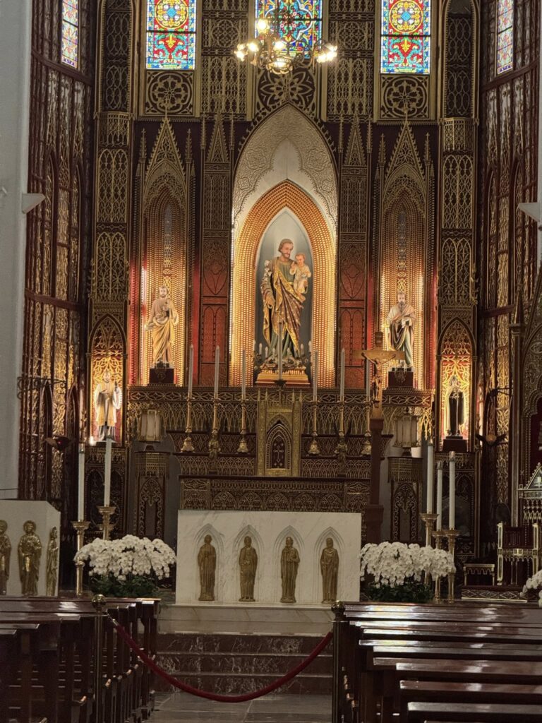 Décor intérieur de la cathédrale Saint-Joseph de Hanoi