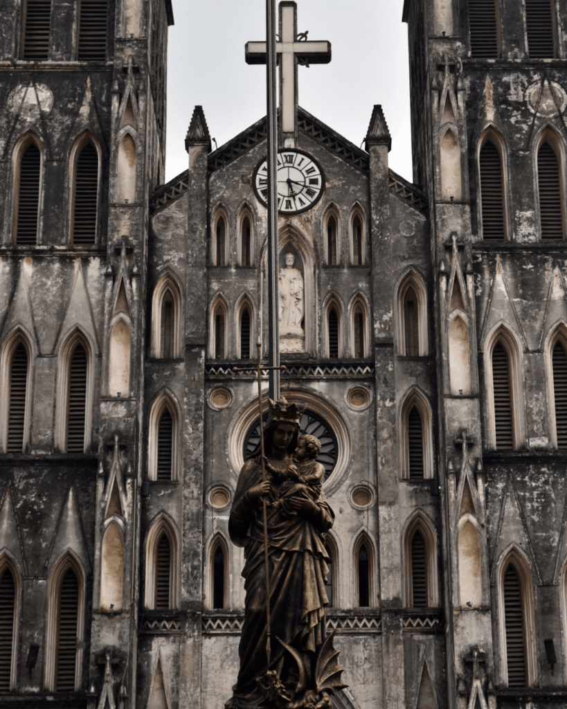 Vue extérieure de la cathédrale Saint-Joseph de Hanoi