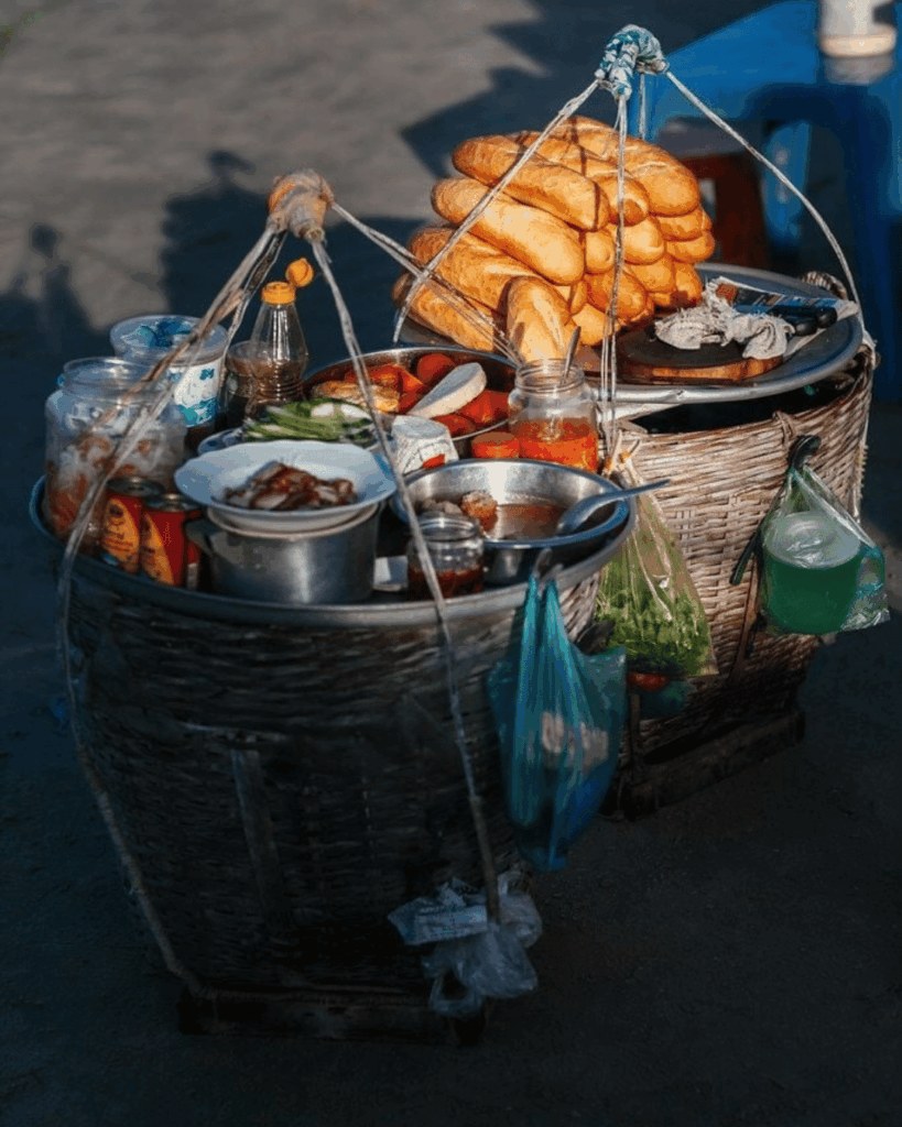 Petit-déjeuner de rue préparé par des vendeurs ambulants à Hanoï