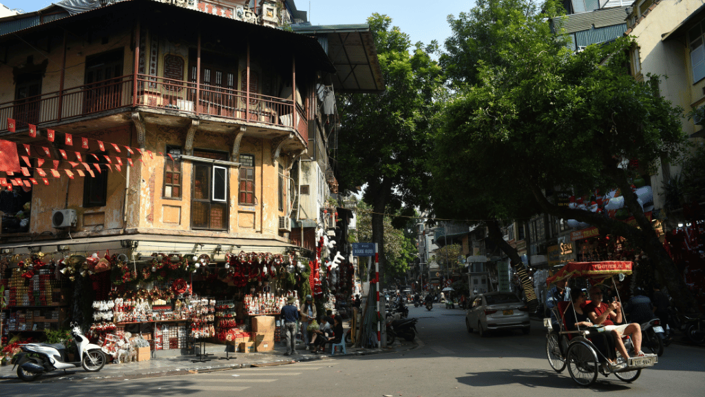 Vie locale dans le vieux quartier de Hanoi