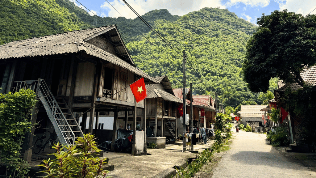 Villages de Mai Chau : à la découverte d’une vie locale authentique - vietnam mai chau village de van 1024 Vie quotidienne autour des maisons traditionnelles au village de Van Mai Chau
