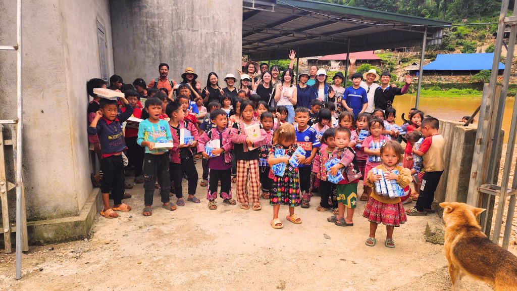 Villages de Mai Chau : à la découverte d’une vie locale authentique - vietnam mai chau village thung mai 1024 Hanoi Voyages a organisé une journée de bénévolat au village de Thung Maï, avec l’envie sincère d’apporter du soutien aux enfants de cette région, où les conditions de vie demeurent encore précaires