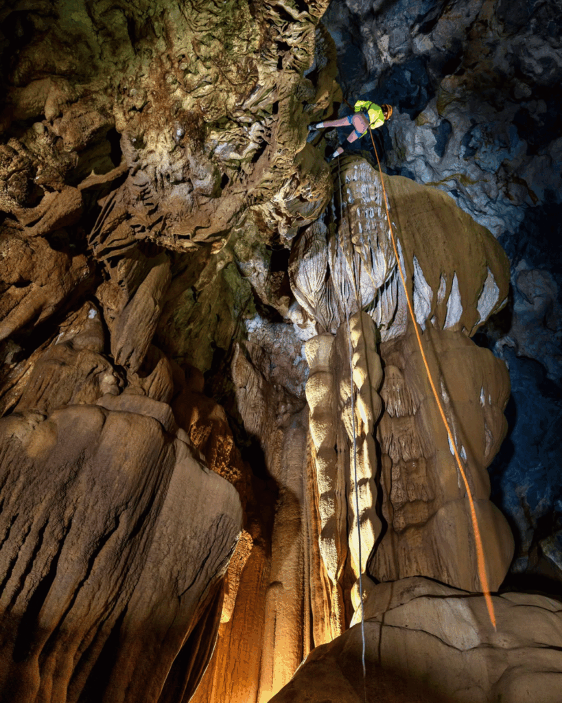 quipe explorant la grotte Thang après une descente en rappel impressionnante