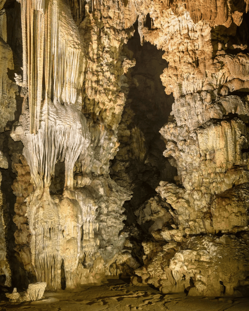 Vue panoramique de l’intérieur de la grotte Thang