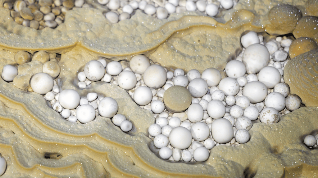 Formations sphériques brillantes dans la grotte Thang témoignant d’un processus géologique unique