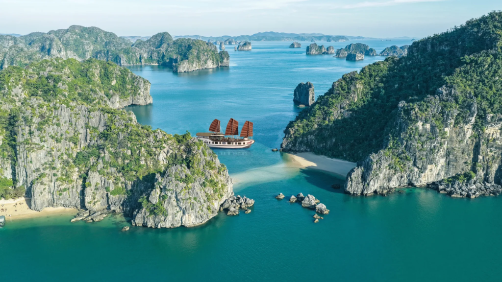 Croisière privée en baie d’Halong entre amis, escapade de luxe au Vietnam - vietnam halong red dragon junk 1024 Red Dragon Junk- Croisière privée baie Halong entre amis