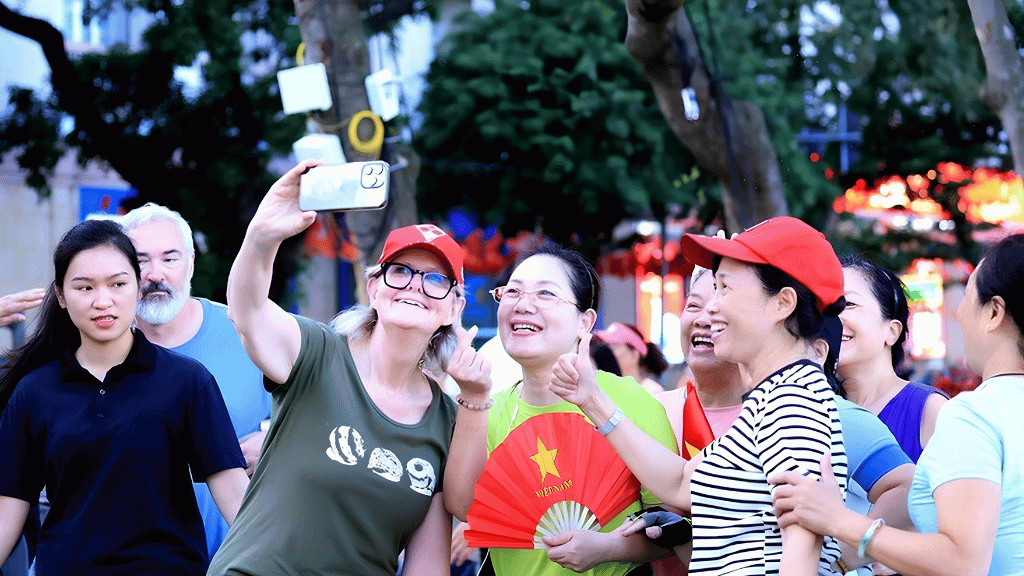 Hanoi figure au deuxième rang des villes les plus accueillantes du monde - vietnam hanoi top villes plus accueillantes monde 02 1024 Les touristes à Hanoi sont chaleureusement accueillis et soutenus par des habitants amicaux