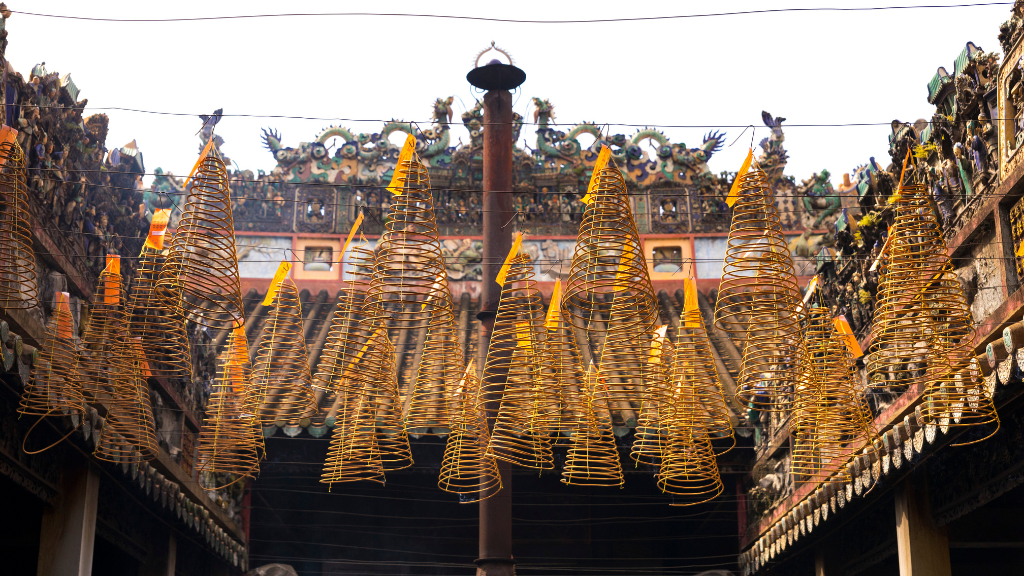 Atmosphère spirituelle à l’intérieur de la pagode Thien Hau à Cholon