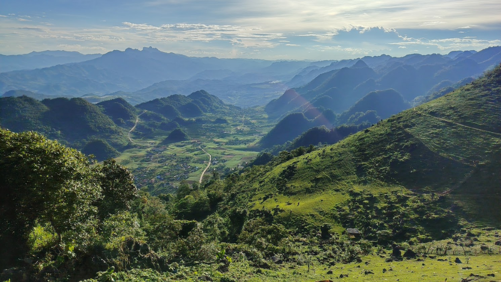 Paysage naturel grandiose avec montagnes majestueuses et vallées profonde