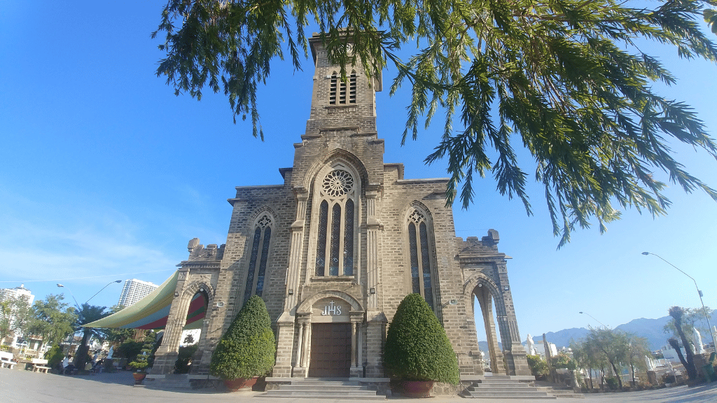 Détail de la façade gothique de la cathédrale de Nha Trang