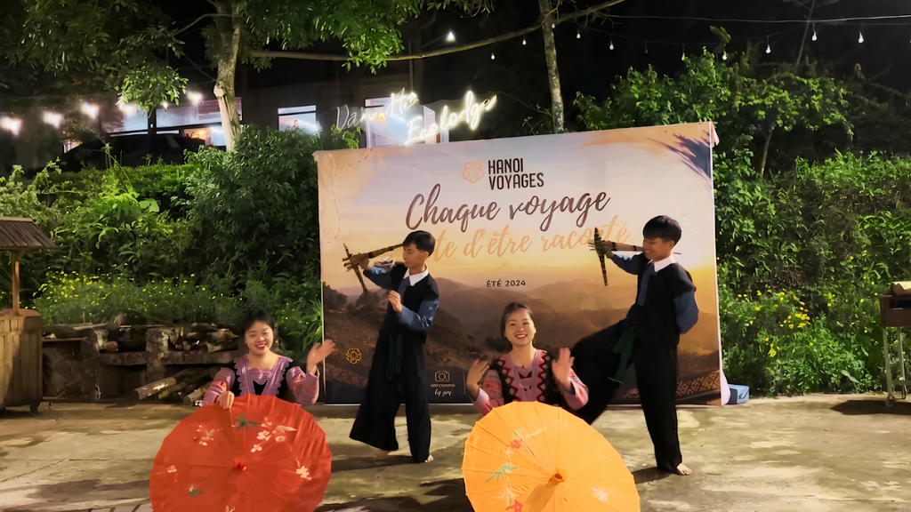 Mai Chau-Van Ho : les 3 jours qui ont marqué toute l’équipe Hanoi Voyages - vietnam van ho 3 jours equipe hanoi voyages 08 1024 Danse traditionnelle Hmong à Pa Co avec musique et costumes colorés