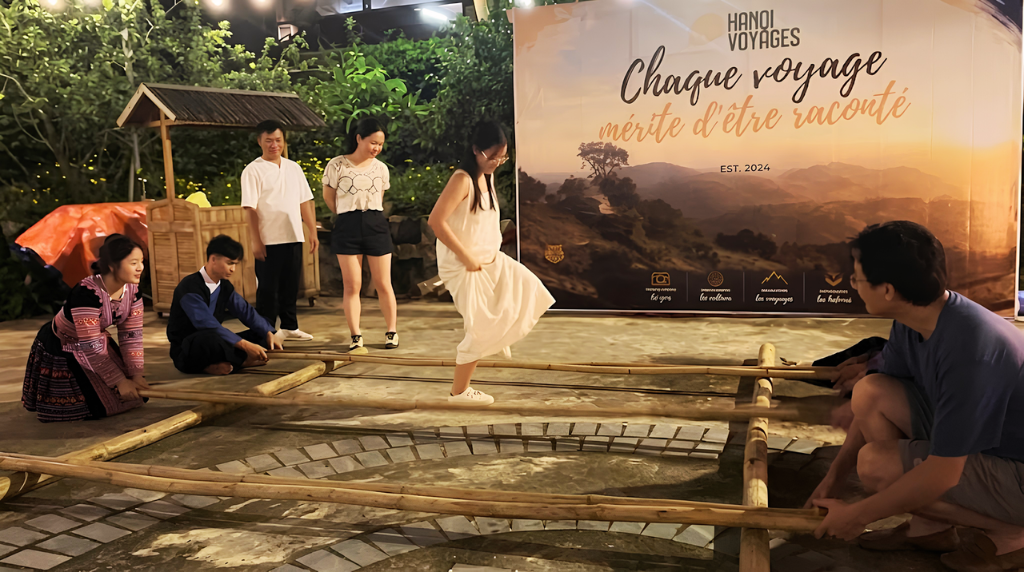 Mai Chau-Van Ho : les 3 jours qui ont marqué toute l’équipe Hanoi Voyages - vietnam van ho 3 jours equipe hanoi voyages 09 1024 Équipe Hanoi Voyages participant à la danse du bambou avec les habitants de Pa Co
