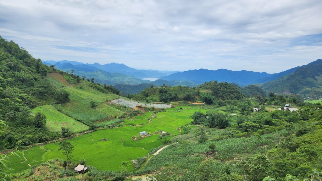 Mai Chau-Van Ho : les 3 jours qui ont marqué toute l’équipe Hanoi Voyages - vietnam van ho 3 jours equipe hanoi voyages 1024 Vue panoramique depuis le col de Đá Trắng sur les vallées montagneuses