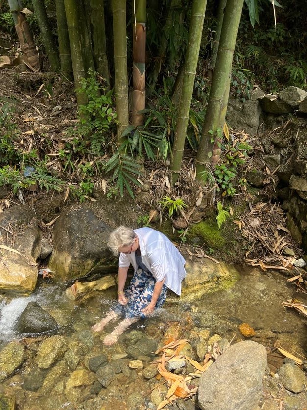 Faire une pause et se tremper les pieds dans les petits ruisseaux, au cœur de la nature.