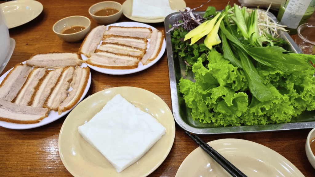 Que manger à Da Nang ? Guide des meilleurs plats locaux - vietnam cuisine banh cuon thit heo da nang 1024 Bánh tráng cuốn thịt heo servi avec des herbes fraîches à Da Nang