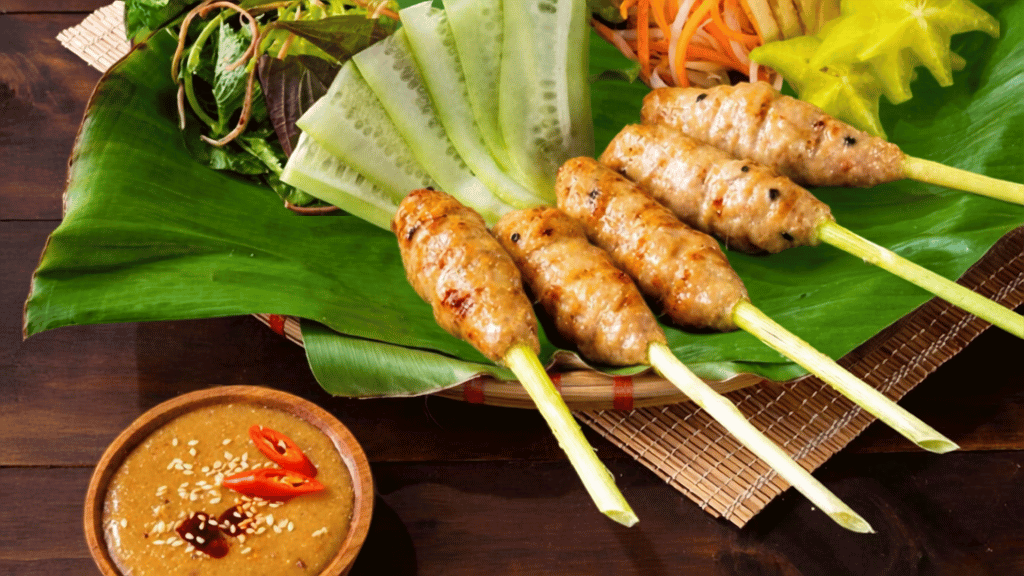 Que manger à Da Nang ? Guide des meilleurs plats locaux - vietnam cuisine nem lui 1024 Nem lụi, brochettes grillées typiques de la cuisine vietnamienne