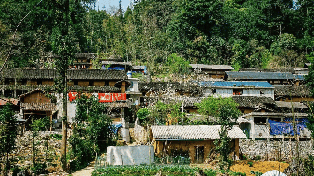 Explorer 7 villages à Ha Giang pour ressentir toute l’authenticité locale - vietnam hagiang village de lao xa 02 1024 Vue générale du village Lao Xa et des montagnes environnantes