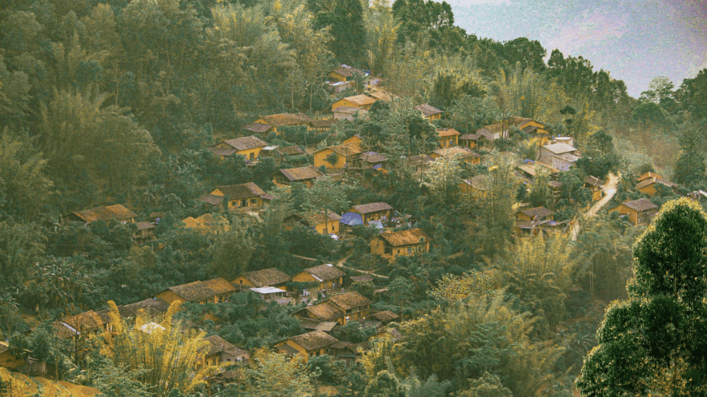 Explorer 7 villages à Ha Giang pour ressentir toute l’authenticité locale - vietnam hagiang village thien huong 01 1024 Paysage du village de Thien Huong avec des maisons traditionnelles