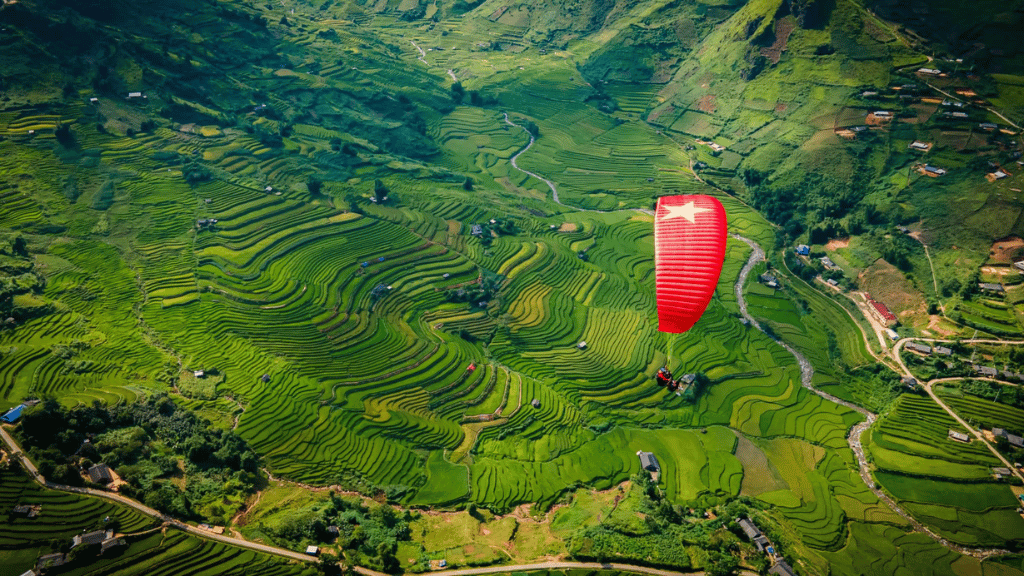Voler au-dessus des rizières en terrasses au cœur des montagnes du Vietnam