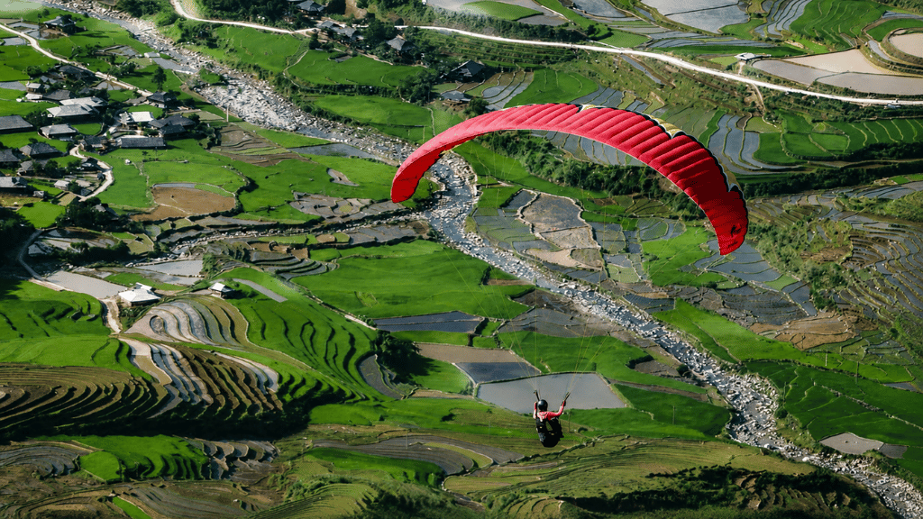 Panorama spectaculaire des rizières en terrasses depuis un parapente