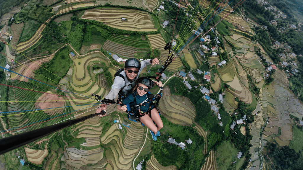 Expérience en parapente au-dessus des rizières en terrasses du Vietnam