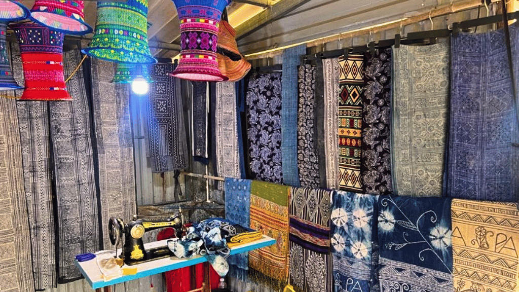 Ces savoir-faire donnent également naissance à de nombreux produits artisanaux, réalisés à la main par les habitants : tissus  en lin, pièces teintes à l’indigo, broderies et créations décorées de motifs traditionnels. Chaque pièce reflète à sa manière le savoir-faire et l’identité culturelle des communautés de Sapa