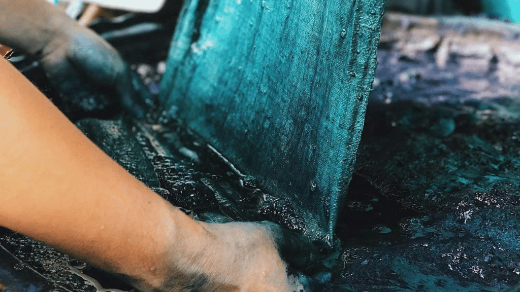 La teinture à l’indigo à Sapa est un savoir-faire traditionnel des Hmong, utilisant des feuilles d’indigo naturel pour teindre le lin en bleu profond