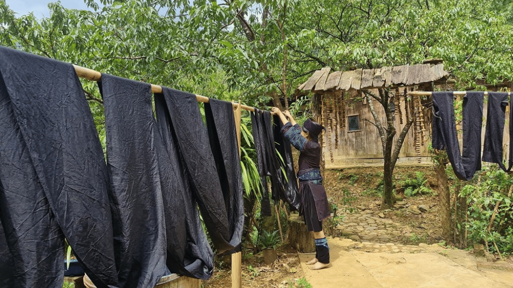 Teinture à l’indigo à Sapa est un savoir-faire traditionnel des Hmong, utilisant des feuilles d’indigo naturel pour teindre le lin en bleu profond