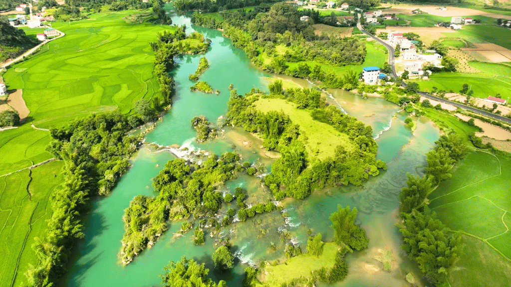La rivière Quay Son entourée de montagnes et de rizières