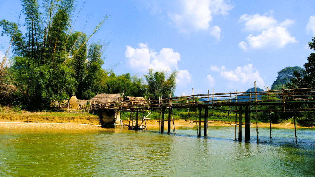 Des ponts en bambou construits par les habitants de Ngoc Con