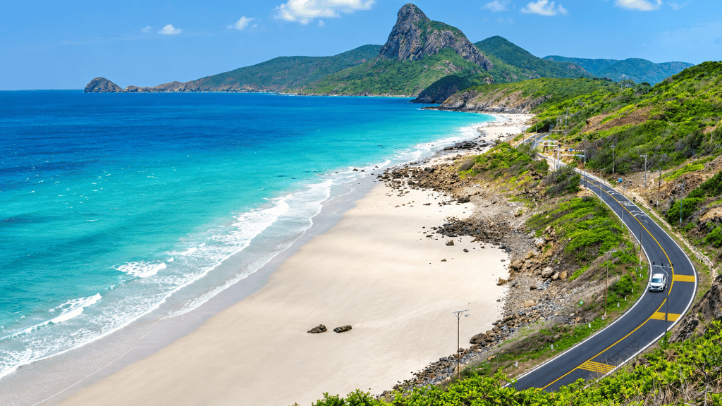 Un littoral paisible entouré de montagnes à Con Dao