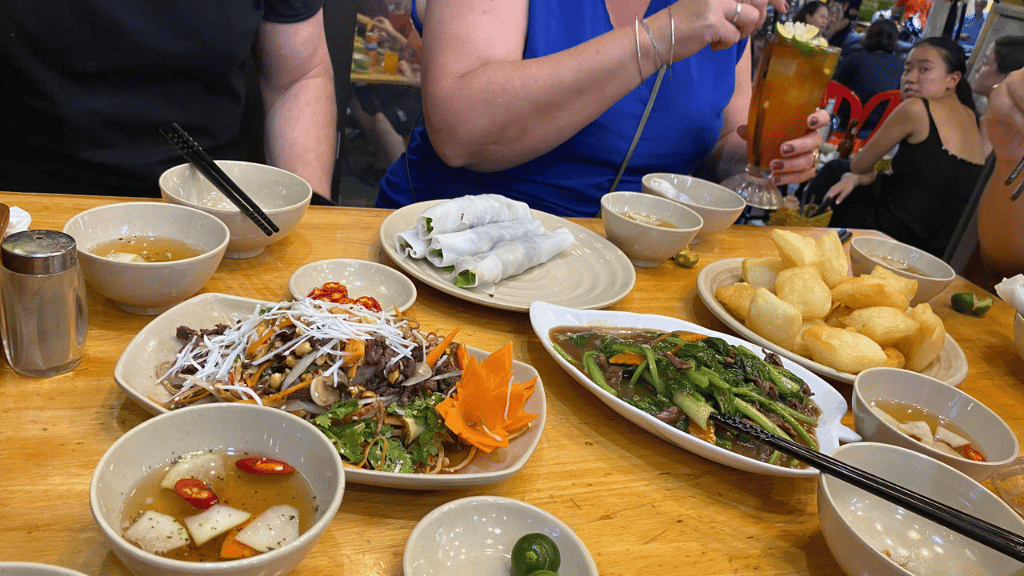 Dégustation de spécialités locales à Hanoi avec les explications du guide