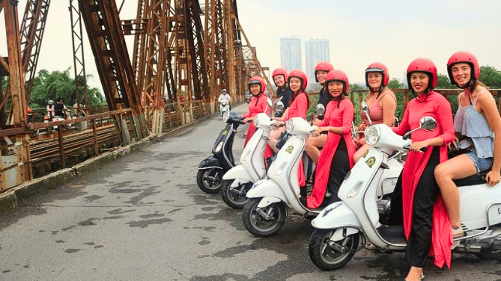Une découverte de Hanoi en Vespa avec des conductrices en Ao dai