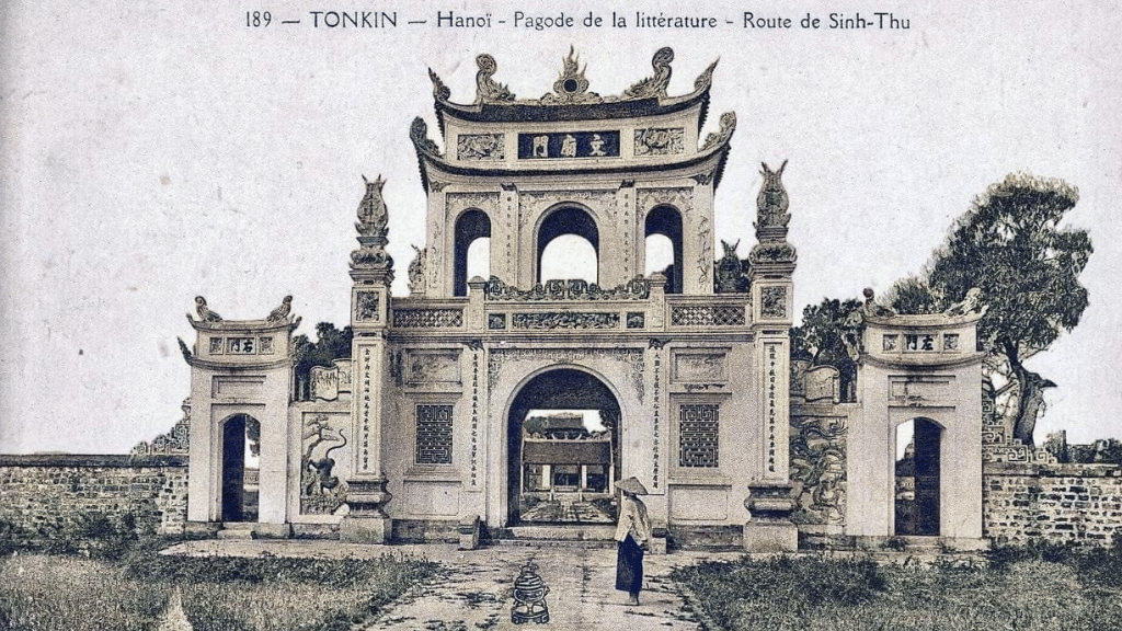 Le Temple de la Littérature en l’honneur de Confucius - vietnam hanoi le temple de litterature 1024 Porte principale du Temple de la Littérature à Hanoi au début du XXe siècle