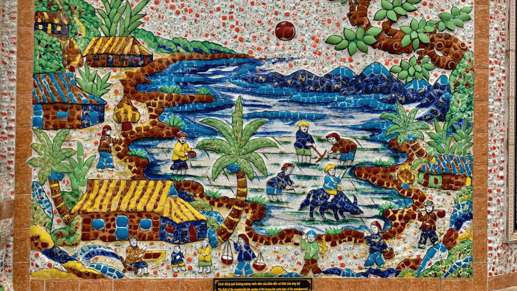 Les détails des motifs sur les tombeaux du cimetière d’An Bang