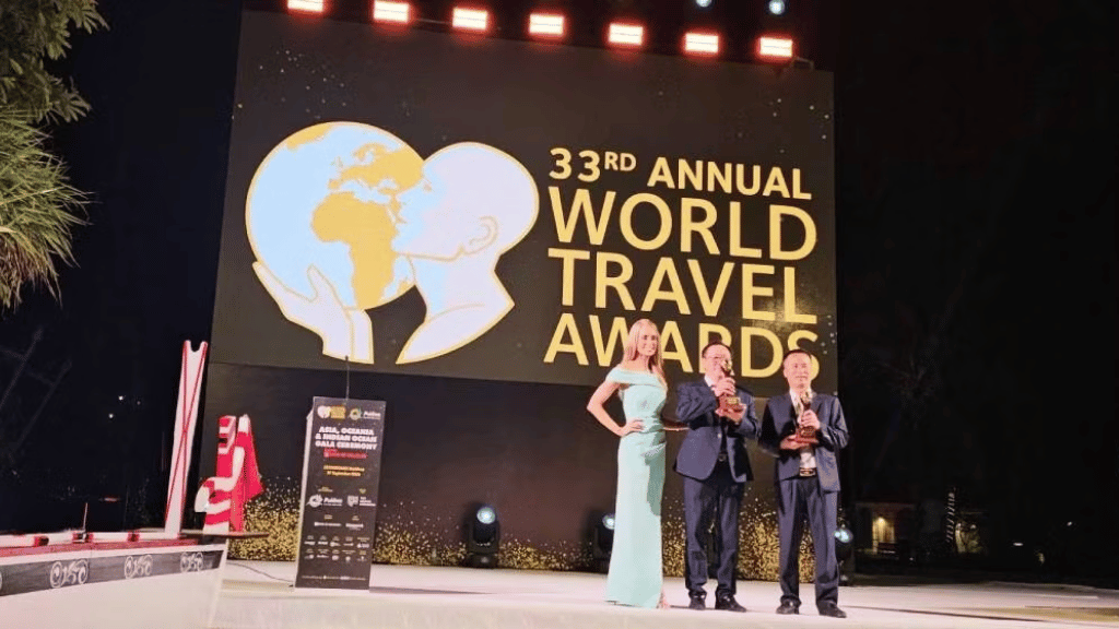 Phong Nha-Ke Bang décroche deux distinctions aux World Travel Awards 2026 - vietnam phong nha ke bang 1024 M. Đinh Huy Trí, directeur adjoint du parc national de Phong Nha-Ke Bang, représente le parc lors de la cérémonie des World Travel Awards 2026